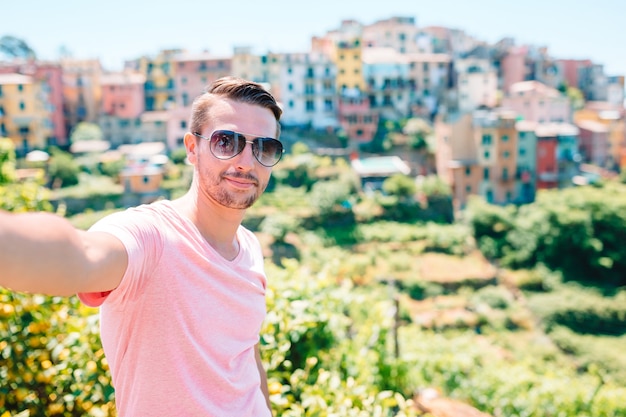 Jeune touriste prenant selfie fond magnifique vieux village italien, Cinque Terre, Ligurie