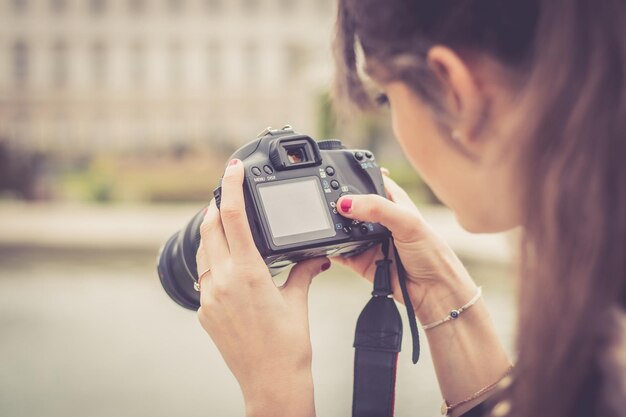 Une jeune touriste prend des photos avec son appareil photo