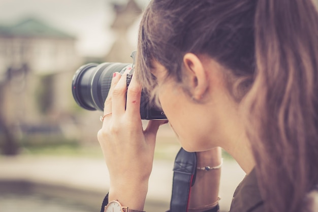 Une jeune touriste prend des photos avec son appareil photo