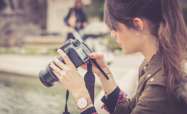 Une jeune touriste prend des photos avec son appareil photo