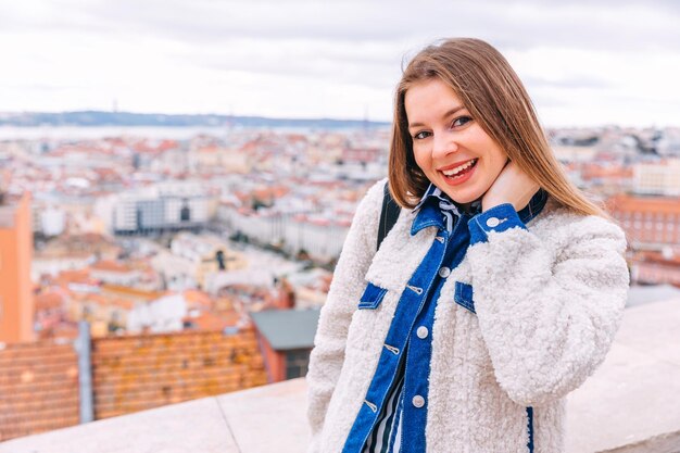 Une jeune touriste profite d'une belle vue sur la ville d'en haut