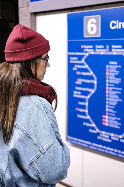 Photo jeune touriste en regardant le plan du métro