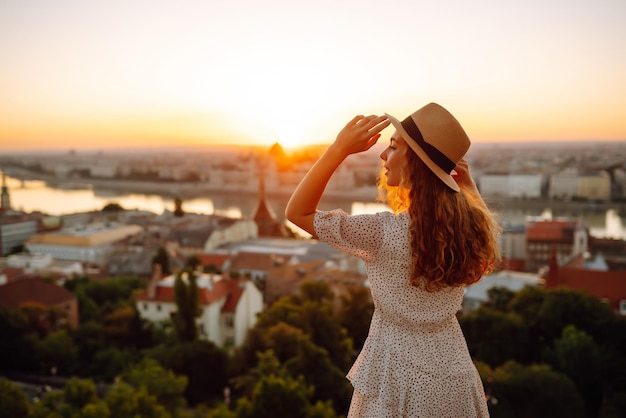 Jeune touriste regardant la vue panoramique de la ville au coucher du soleil Style de vie Voyage vie active