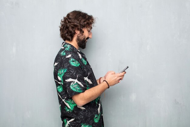 Jeune touriste avec un téléphone portable