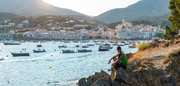 Un jeune touriste en vacances d'été à Cadaques au bord de la mer, Costa Brava de Catalogne, Gérone, Mediterraneo. Espagne