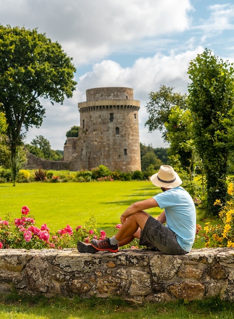 Un jeune touriste visitant le château de la Hunaudaye est une forteresse médiévale, la Bretagne française. Monument Historique de France