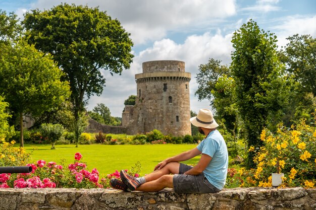 Un jeune touriste visitant le château de la Hunaudaye est une forteresse médiévale, la Bretagne française. Monument Historique de France