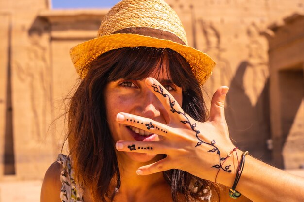 Un jeune touriste visitant le temple de Philae une construction gréco-romaine vue du Nil un temple dédié à la déesse Isis de l'amour Égyptien d'Assouan