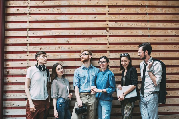 Jeune travail d'équipe discutant des problèmes de travail