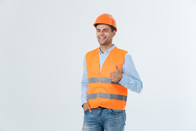 Jeune travailleur de la construction avec expression