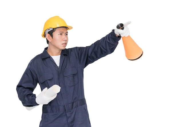 Photo jeune travailleur criant pour annoncer à travers un mégaphone