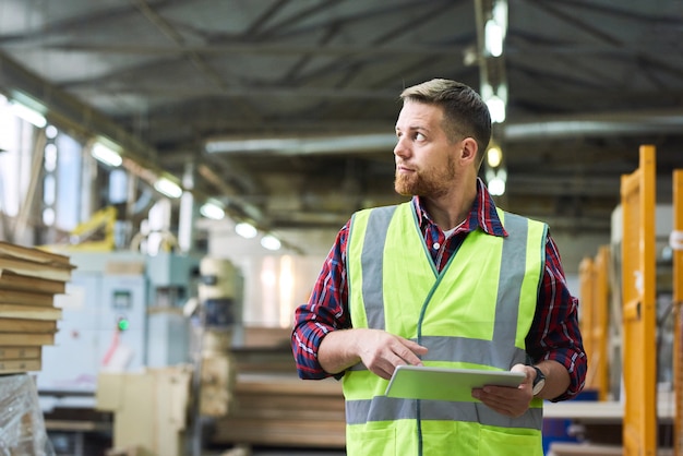 Jeune travailleur d'usine à l'aide de tablette numérique