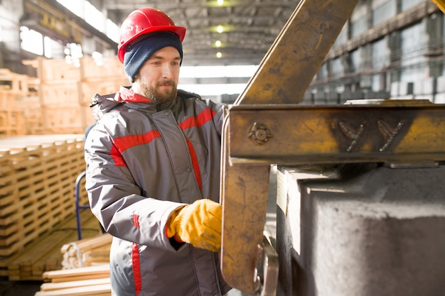 Jeune travailleur à l'usine