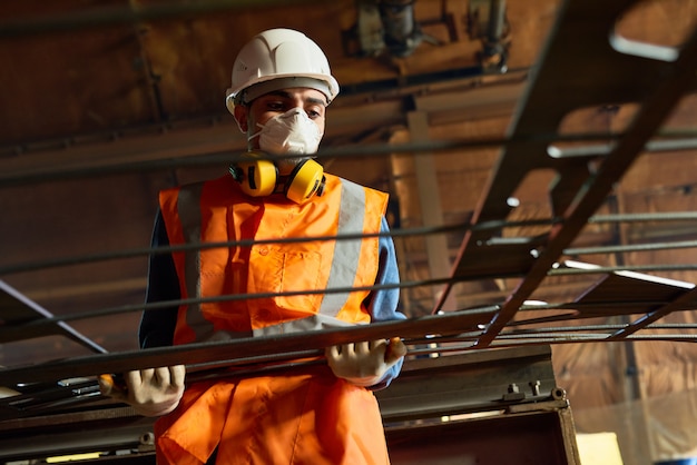 Jeune travailleur à l'usine