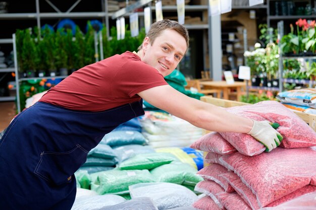 Jeune vendeur au marché aux plantes