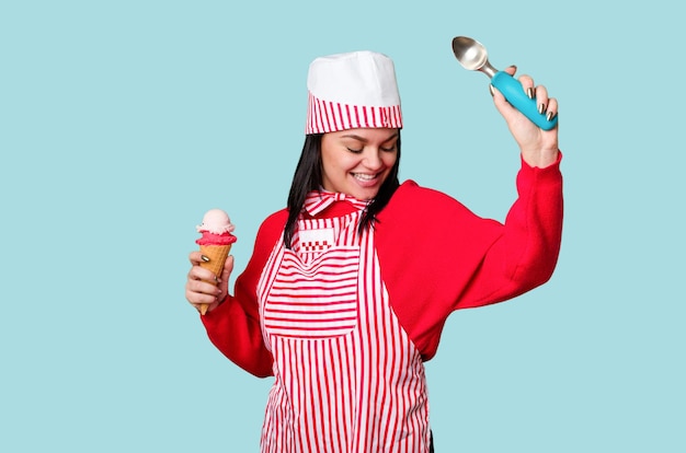 Un jeune vendeur de crème glacée en tenue vintage tient un cône sucré souriant joyeusement