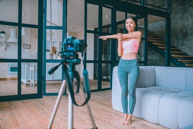 Jeune vlogger de fitness enregistrant une vidéo