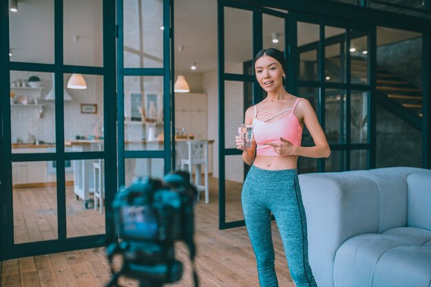 Jeune vlogger de fitness enregistrant une vidéo