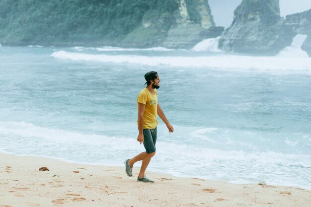 jeune voyageur barbu sur l'océan