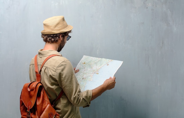 Jeune voyageur avec une carte et un sac en cuir