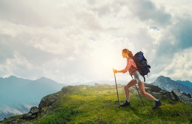 Jeune voyageur explorant le concept du monde. Technique mixte