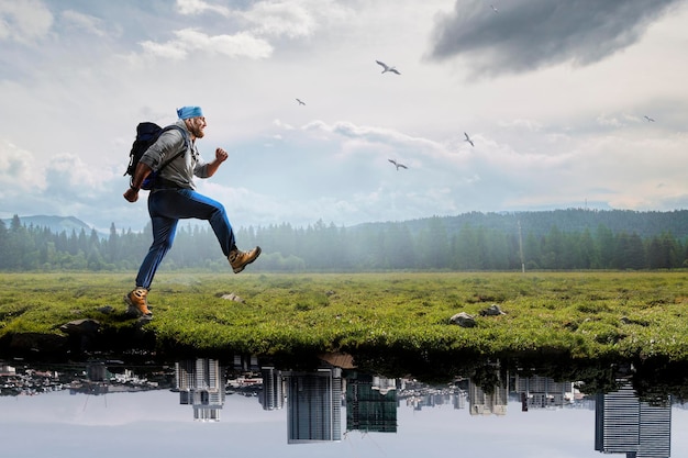 Jeune voyageur explorant le concept du monde. Technique mixte