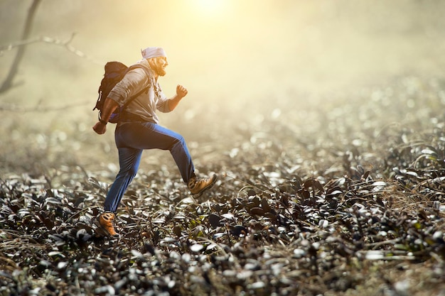 Jeune voyageur explorant le concept du monde. Technique mixte