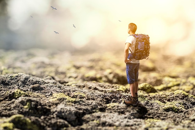 Jeune voyageur explorant le concept du monde. Technique mixte