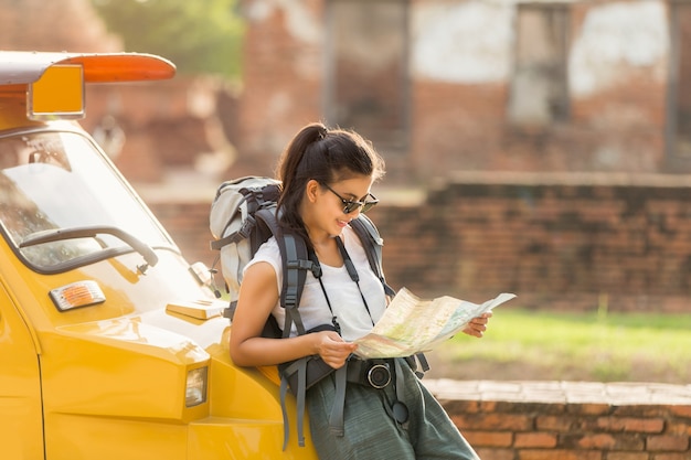 Jeune voyageur féminin asiatique avec sac à dos