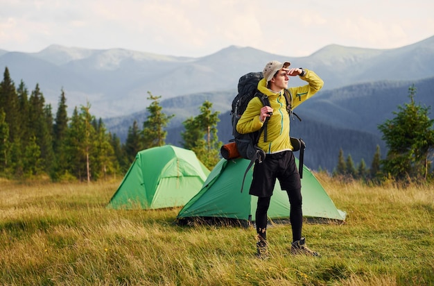 Jeune voyageur masculin se promener dans les majestueuses montagnes des Carpates Beau paysage de nature intacte