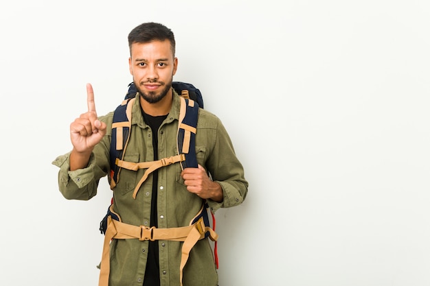 Jeune voyageur sud-asiatique montrant le numéro un avec le doigt.