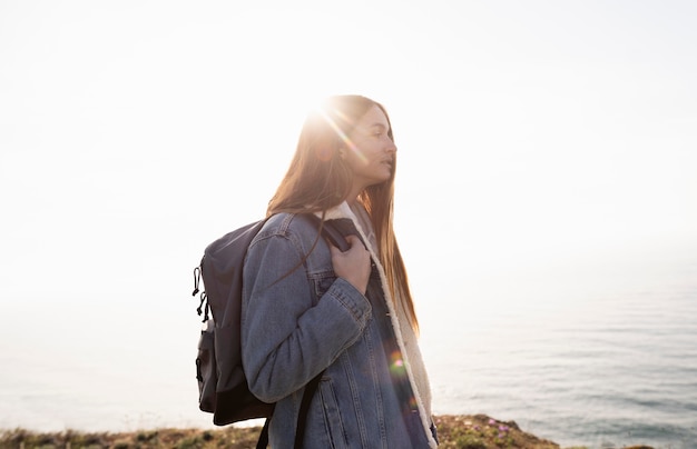 Photo jeune voyageuse appréciant la paix autour d'elle