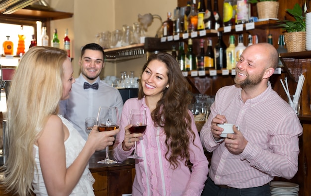 Jeunes adultes au bar