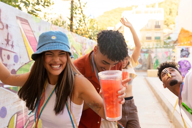 Photo jeunes adultes ayant une fête de quartier