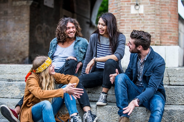 Jeunes adultes à l'extérieur