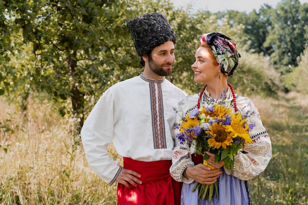 Photo les jeunes adultes portant des costumes de danse folklorique