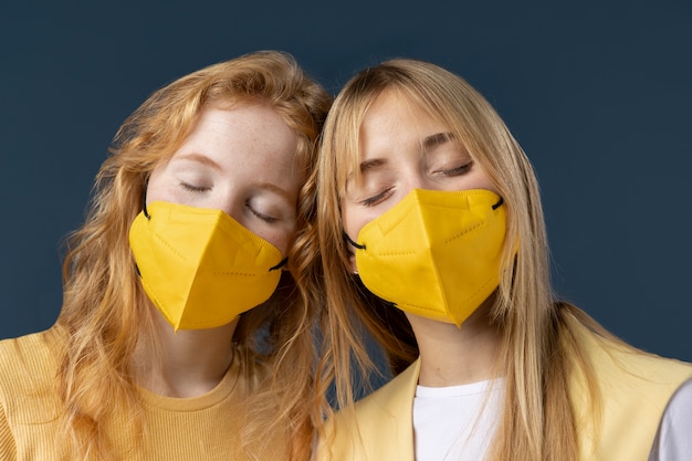 Photo jeunes adultes portant un masque facial