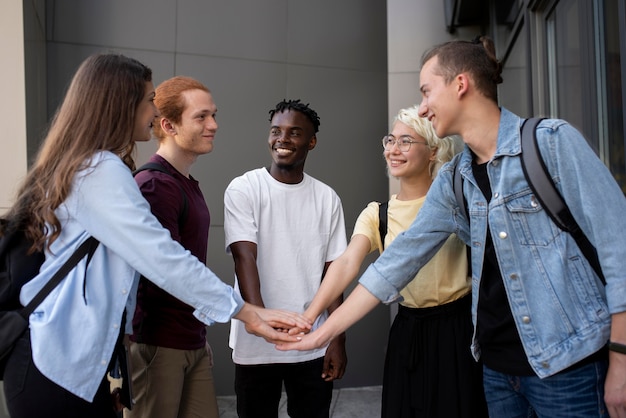 Photo jeunes adultes réunis pour étudier