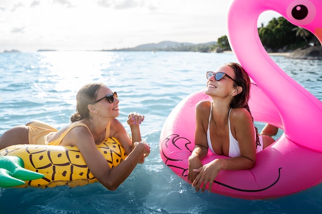 Jeunes adultes s'amusant au bord de la mer