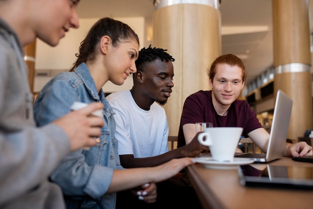 Des jeunes adultes se réunissent pour étudier.