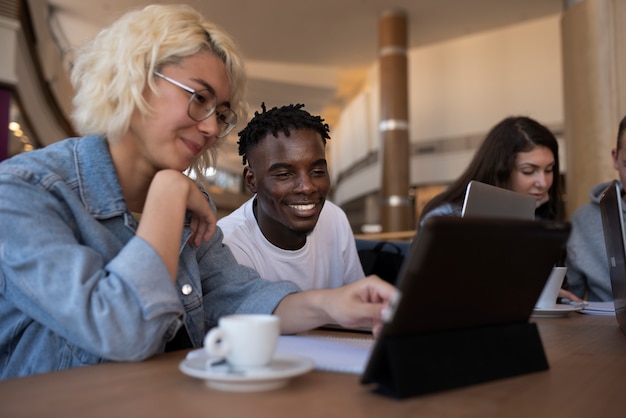 Des jeunes adultes se réunissent pour étudier.