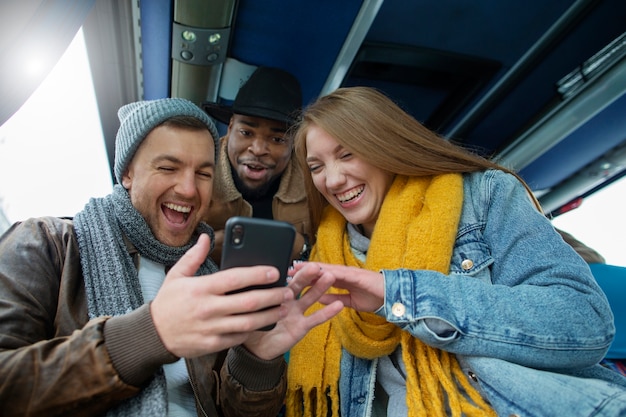 Photo jeunes adultes voyageant en hiver