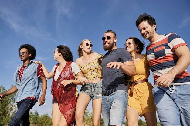 Les jeunes d'affilée sur l'air frais