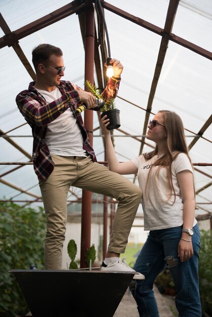 Photo jeunes agriculteurs au travail en serre