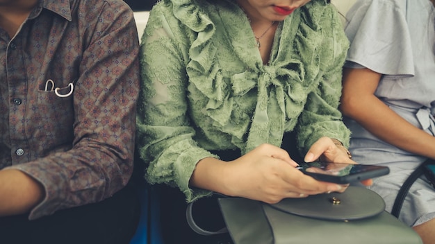 Les jeunes à l'aide de téléphone mobile dans le métro public