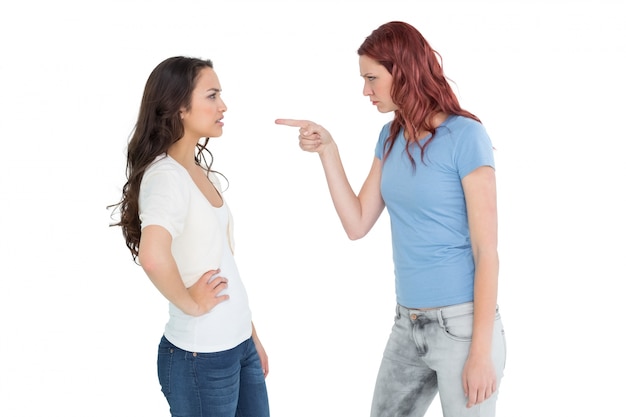 Jeunes amies en colère ayant un argument