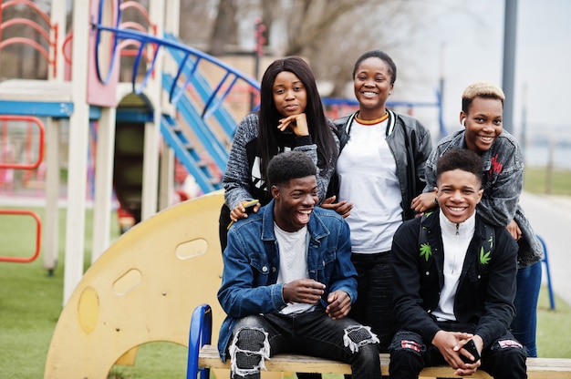 Photo jeunes amis africains de la génération y marchant dans la ville. heureux les noirs s'amusant ensemble. concept d'amitié de génération z.