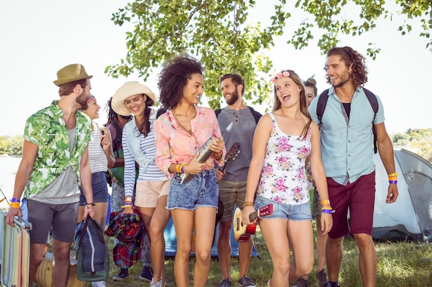 Photo jeunes amis arrivant à leur camping