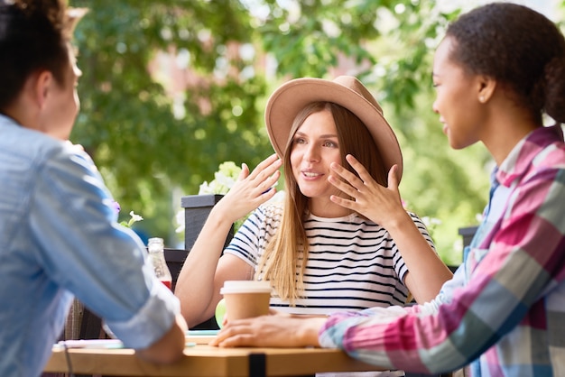 Jeunes amis au déjeuner au café