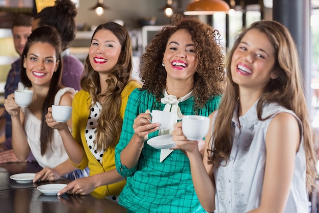 Jeunes amis, boire du café au café